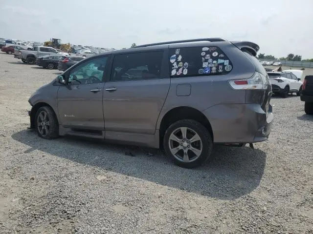 2017 TOYOTA SIENNA SE  