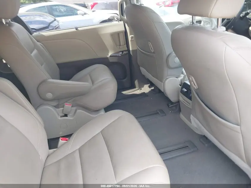 2020 TOYOTA SIENNA XLE