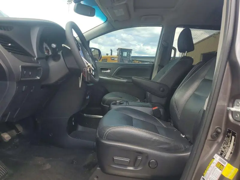 2017 TOYOTA SIENNA SE  