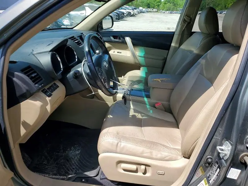 2012 TOYOTA HIGHLANDER SE  