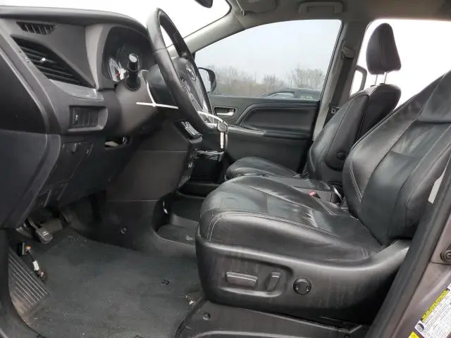 2019 TOYOTA SIENNA SE  