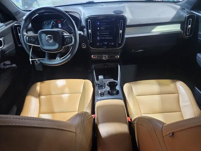 2020 VOLVO XC40 T5 MOMENTUM  