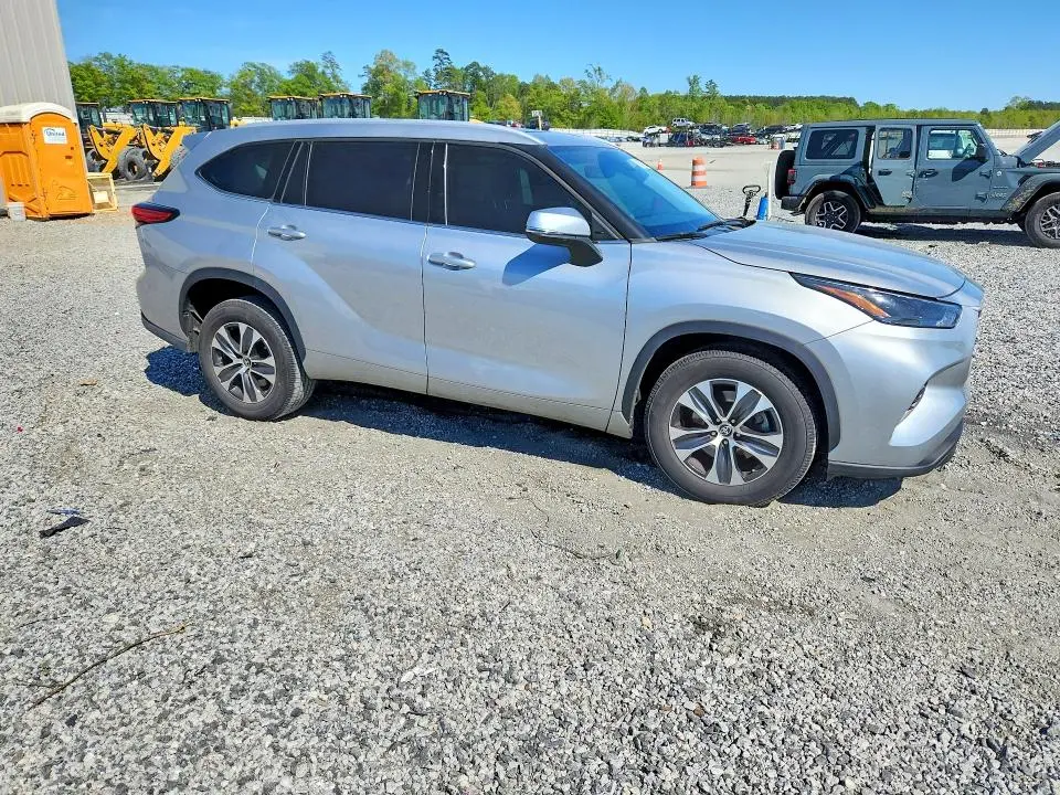2022 TOYOTA HIGHLANDER XLE  