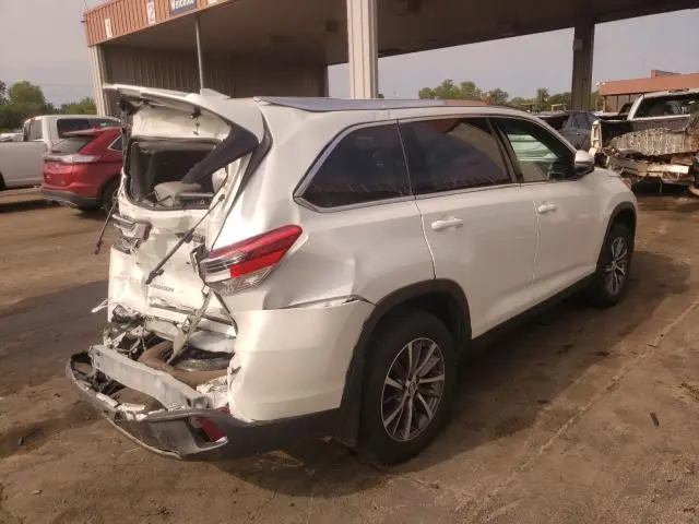 2019 TOYOTA HIGHLANDER SE