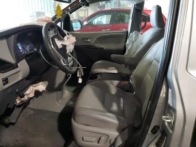 2020 TOYOTA SIENNA XLE  