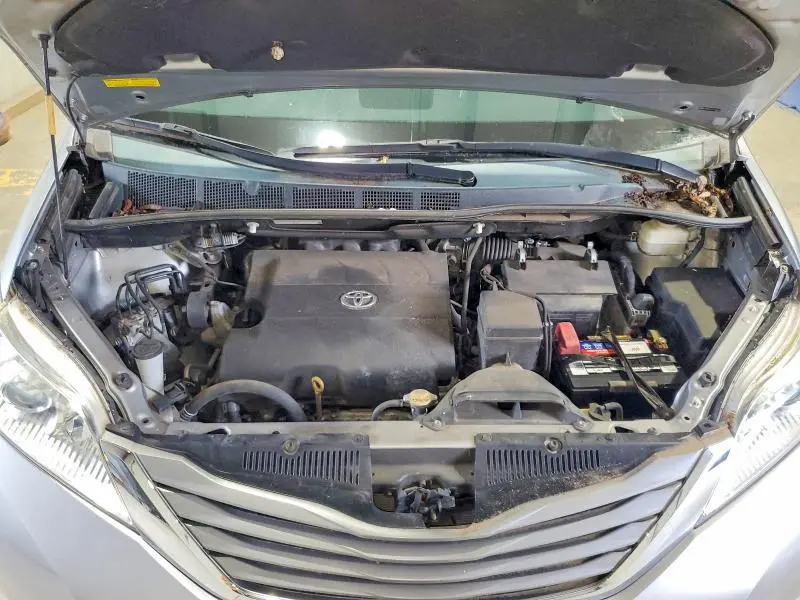 2014 TOYOTA SIENNA XLE 8-PASSENGER  