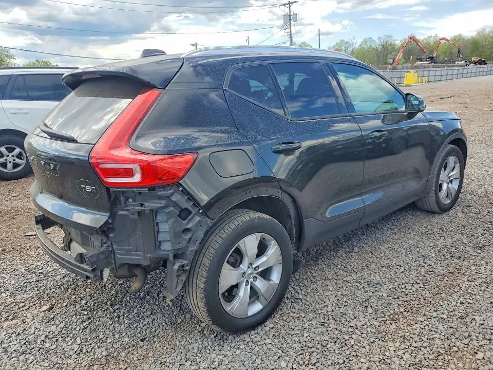 2020 VOLVO XC40 T5 MOMENTUM  