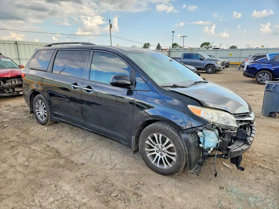 2018 TOYOTA SIENNA XLE 8-PASSENGER  