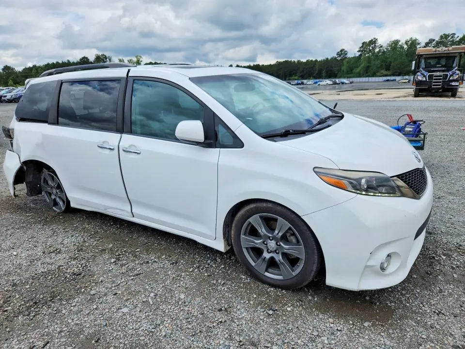 2017 TOYOTA SIENNA SE  