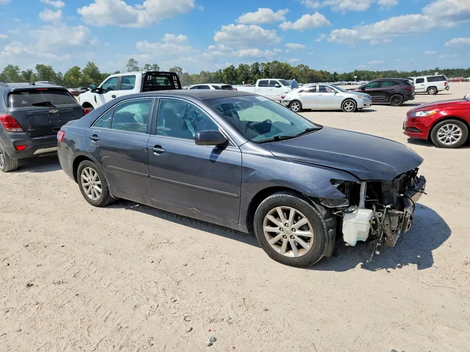 2011 TOYOTA CAMRY XLE V6  