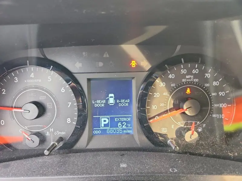 2016 TOYOTA SIENNA LE  