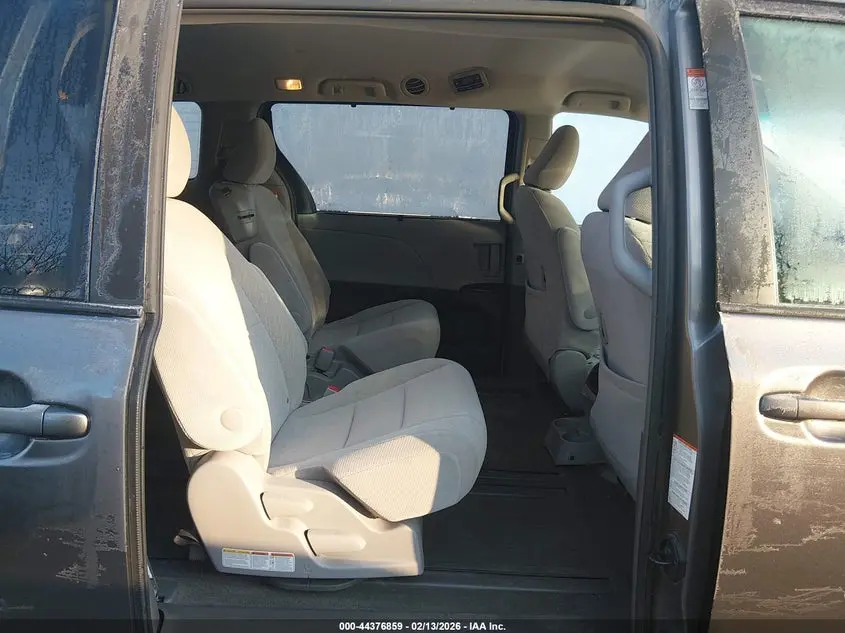 2017 TOYOTA SIENNA LE