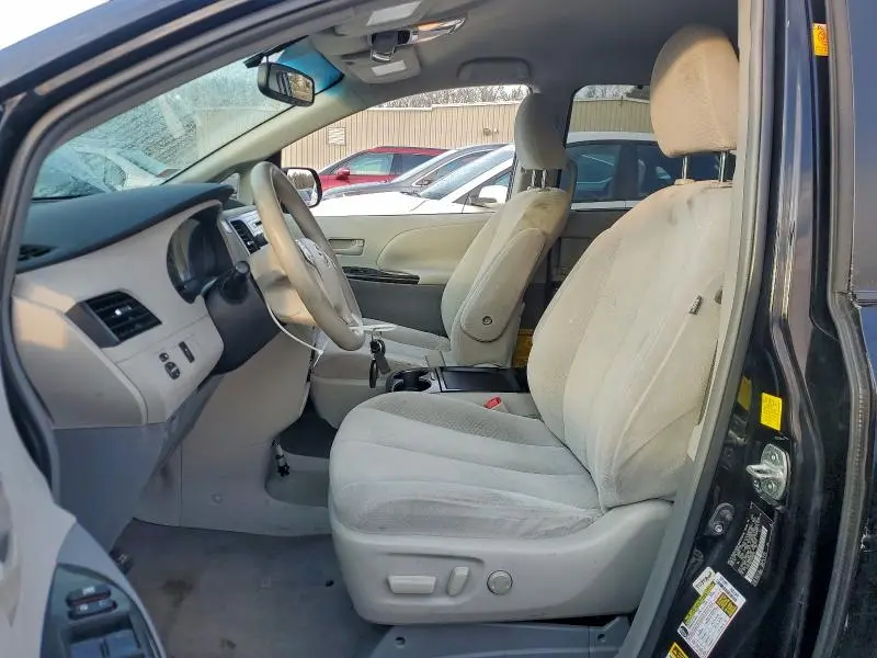 2011 TOYOTA SIENNA LE  