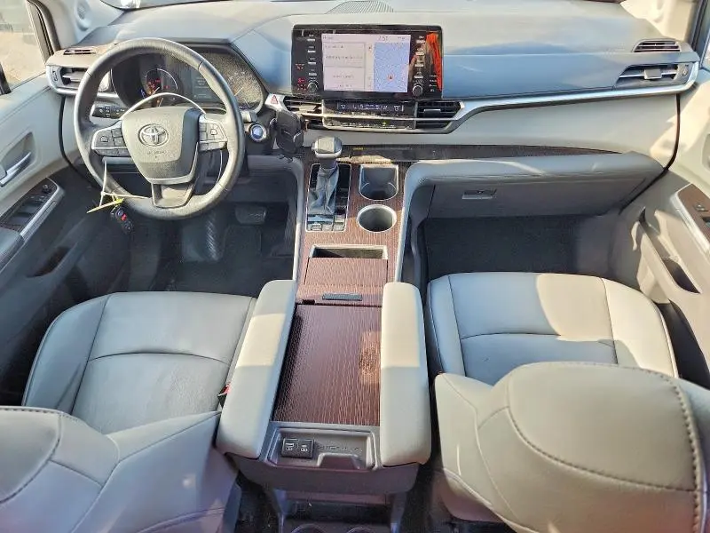 2021 TOYOTA SIENNA XLE  