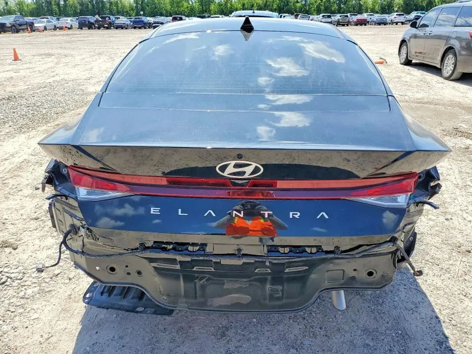 2025 HYUNDAI ELANTRA SE  