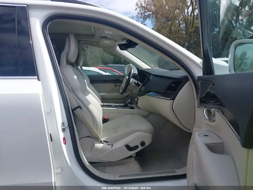 2016 VOLVO XC90 T6 MOMENTUM