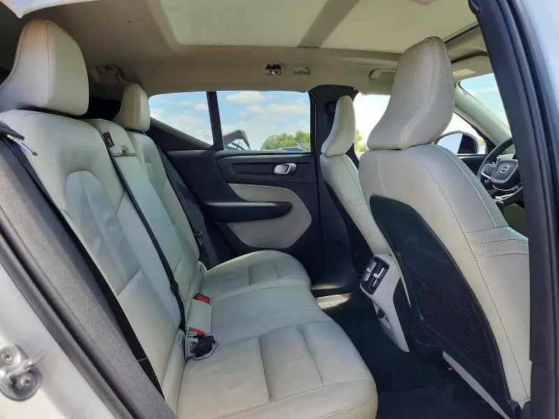 2023 VOLVO XC40 PLUS  