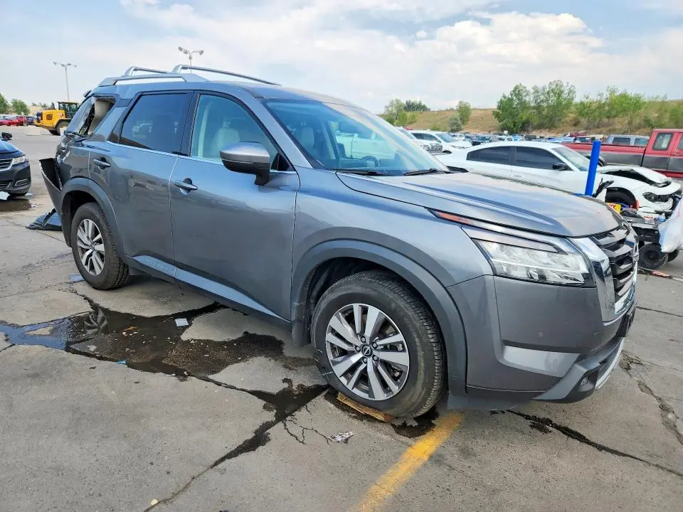 2022 NISSAN PATHFINDER SL  