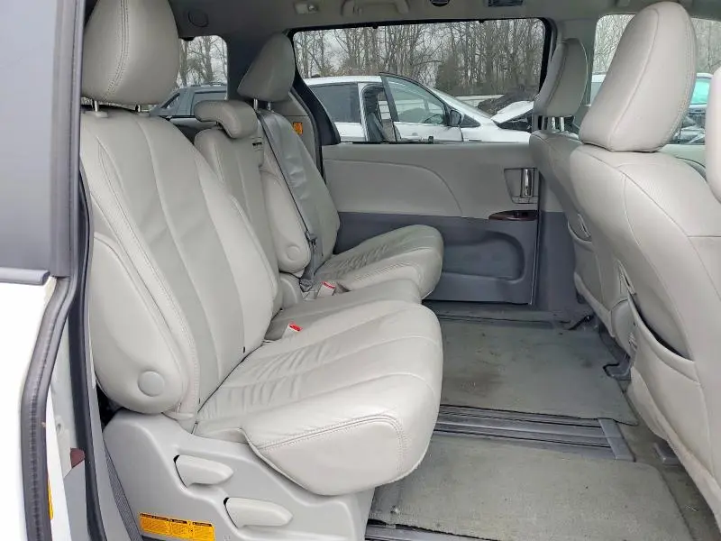 2013 TOYOTA SIENNA XLE  