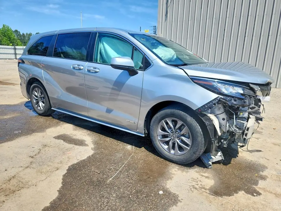 2021 TOYOTA SIENNA LE  