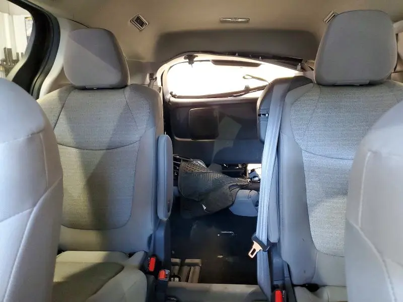 2021 TOYOTA SIENNA LE  