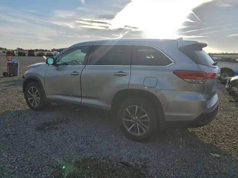 2019 TOYOTA HIGHLANDER SE  