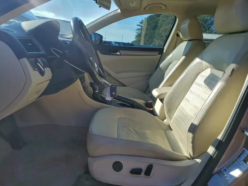 2015 VOLKSWAGEN PASSAT SE  