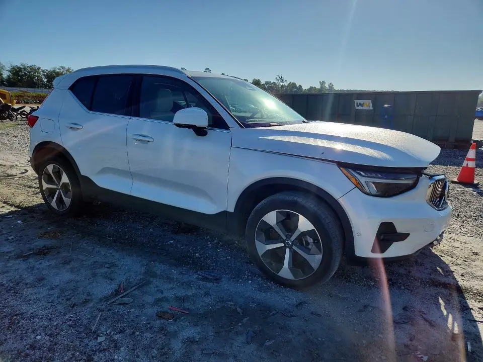 2023 VOLVO XC40 PLUS  