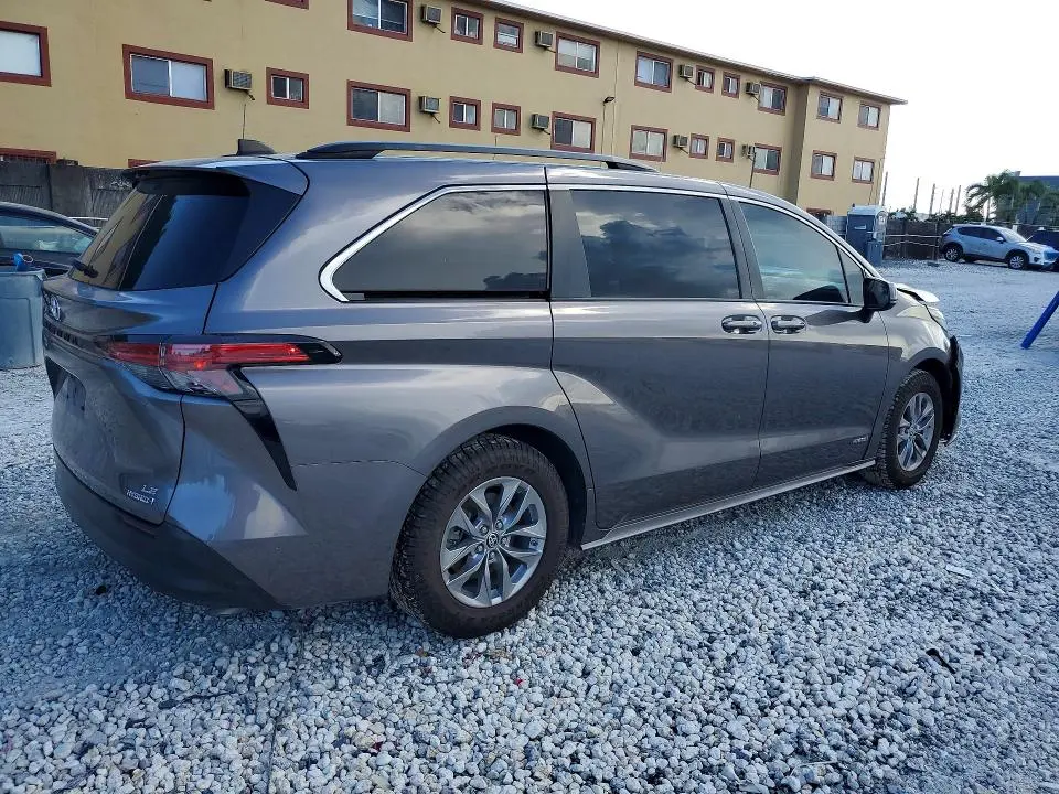 2021 TOYOTA SIENNA LE  