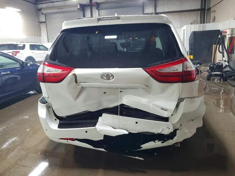 2019 TOYOTA SIENNA XLE  