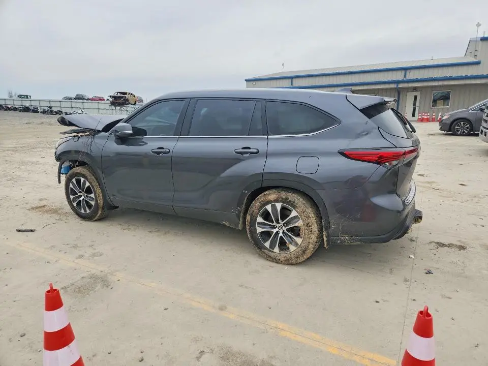2022 TOYOTA HIGHLANDER XLE  