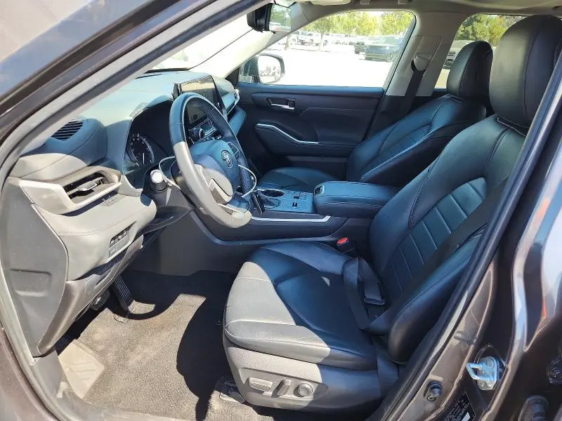 2024 TOYOTA HIGHLANDER XLE  