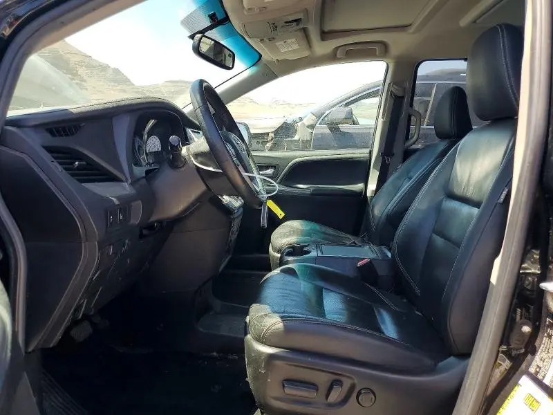 2017 TOYOTA SIENNA SE  