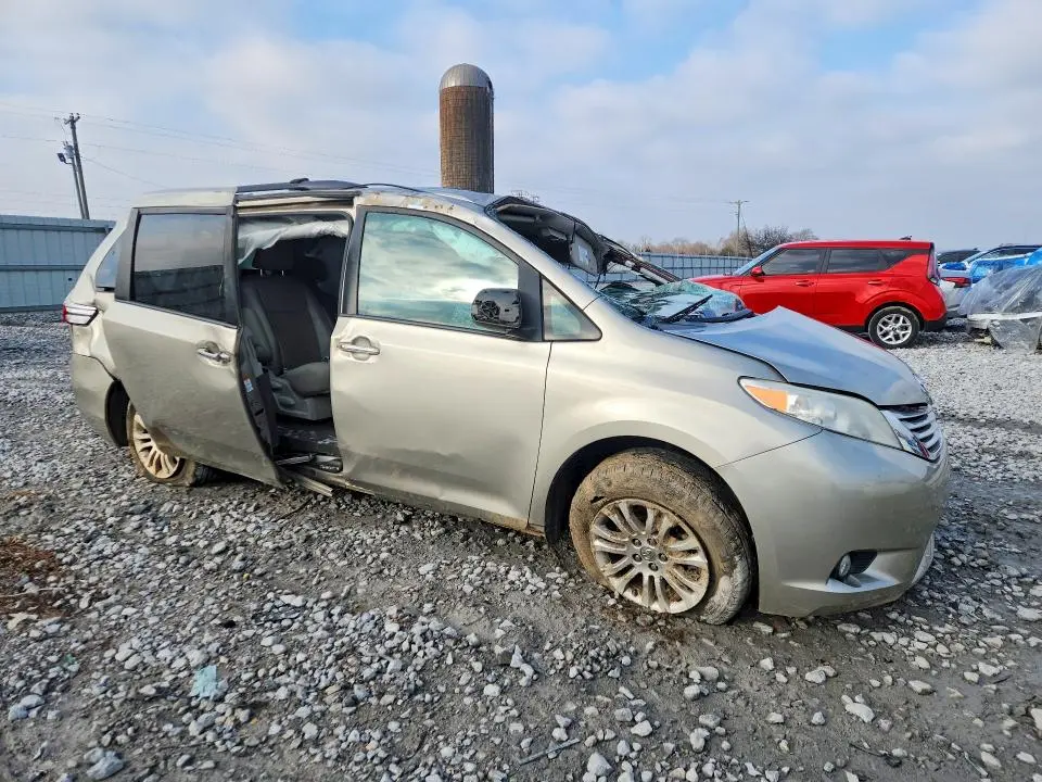 2016 TOYOTA SIENNA XLE  
