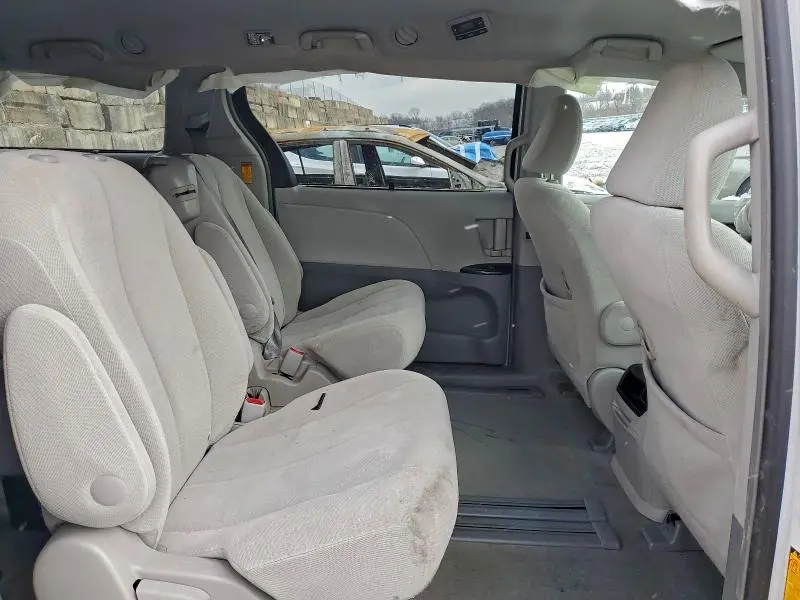 2014 TOYOTA SIENNA LE  