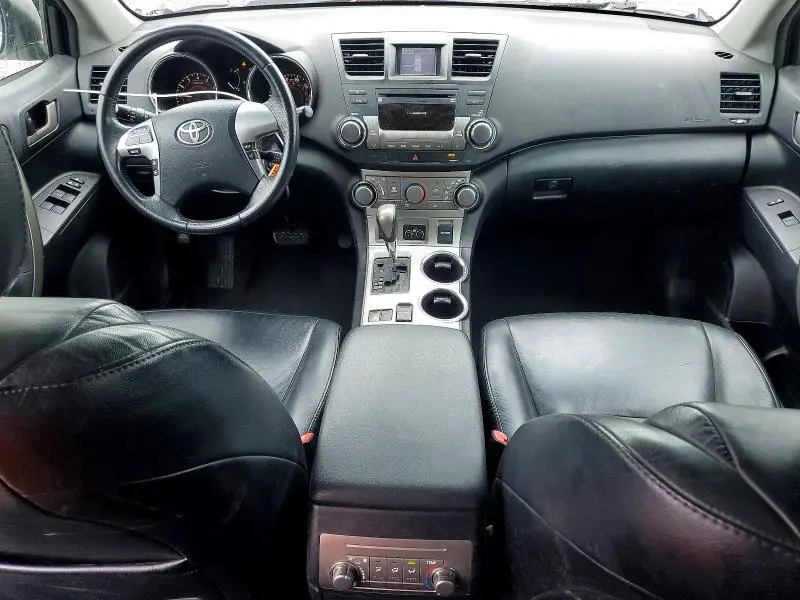 2011 TOYOTA HIGHLANDER SE  