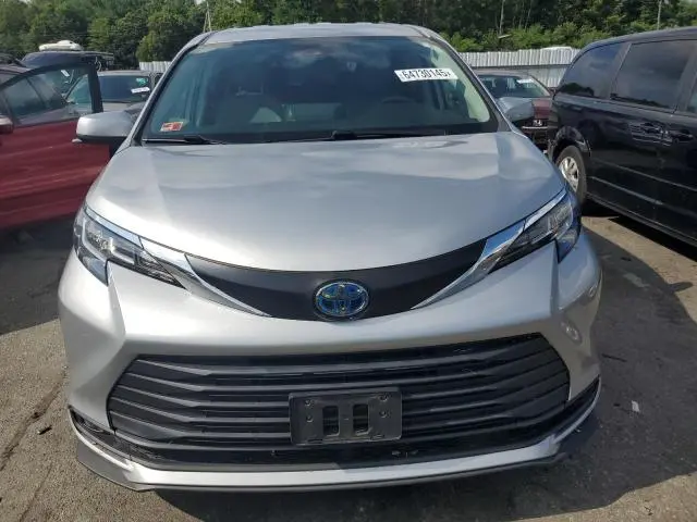 2022 TOYOTA SIENNA LE  
