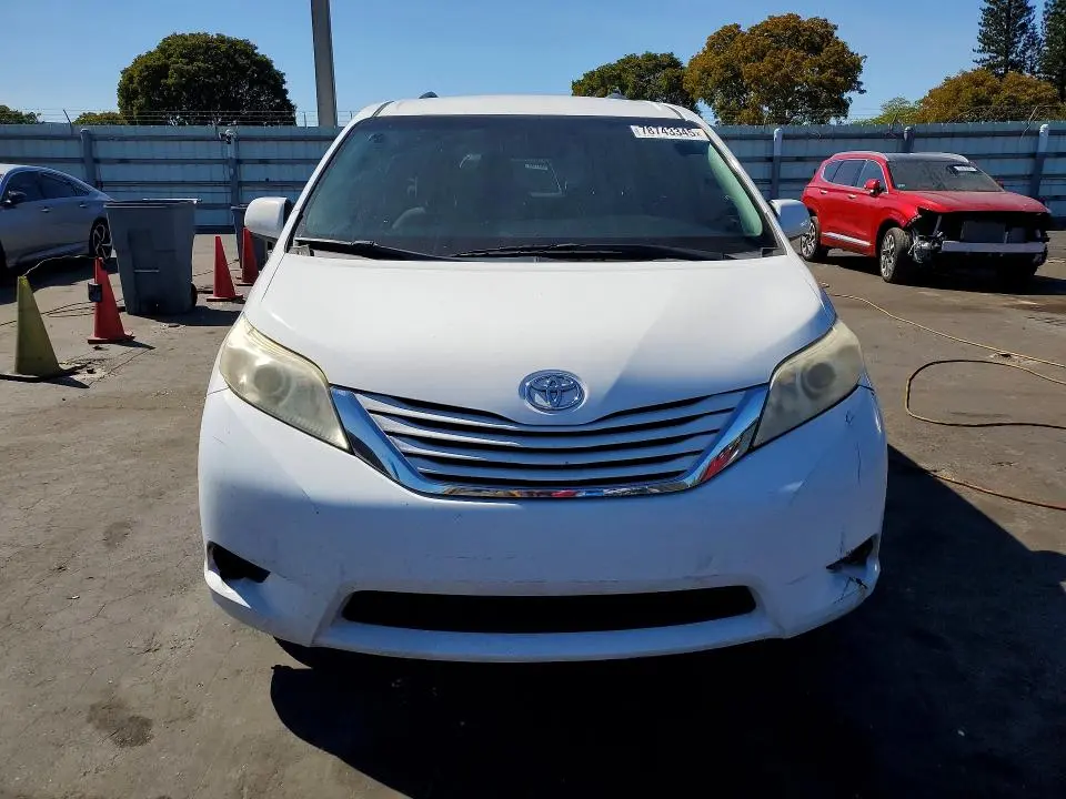 2017 TOYOTA SIENNA LE  