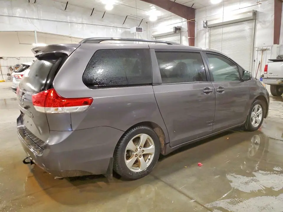 2013 TOYOTA SIENNA LE 8-PASSENGER  
