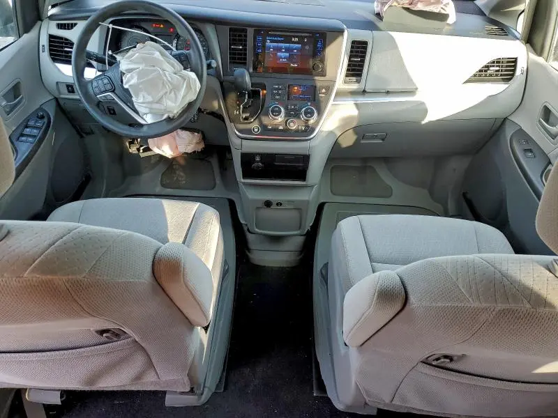 2017 TOYOTA SIENNA LE  