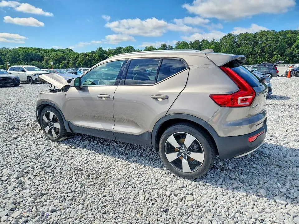 2022 VOLVO XC40 T4 MOMENTUM  