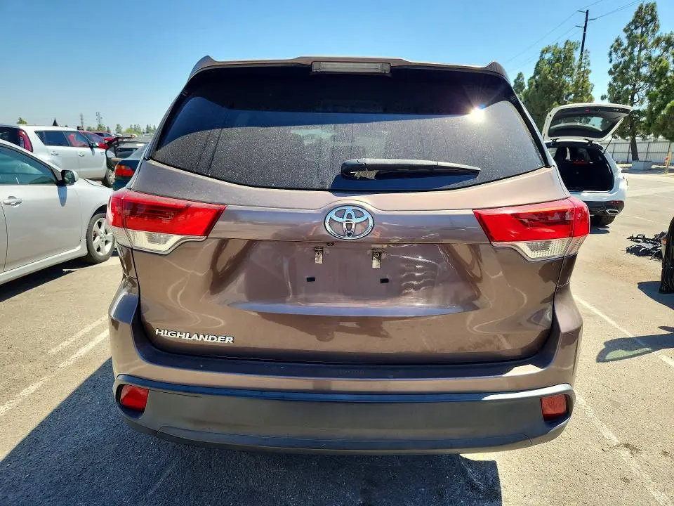 2018 TOYOTA HIGHLANDER LE  
