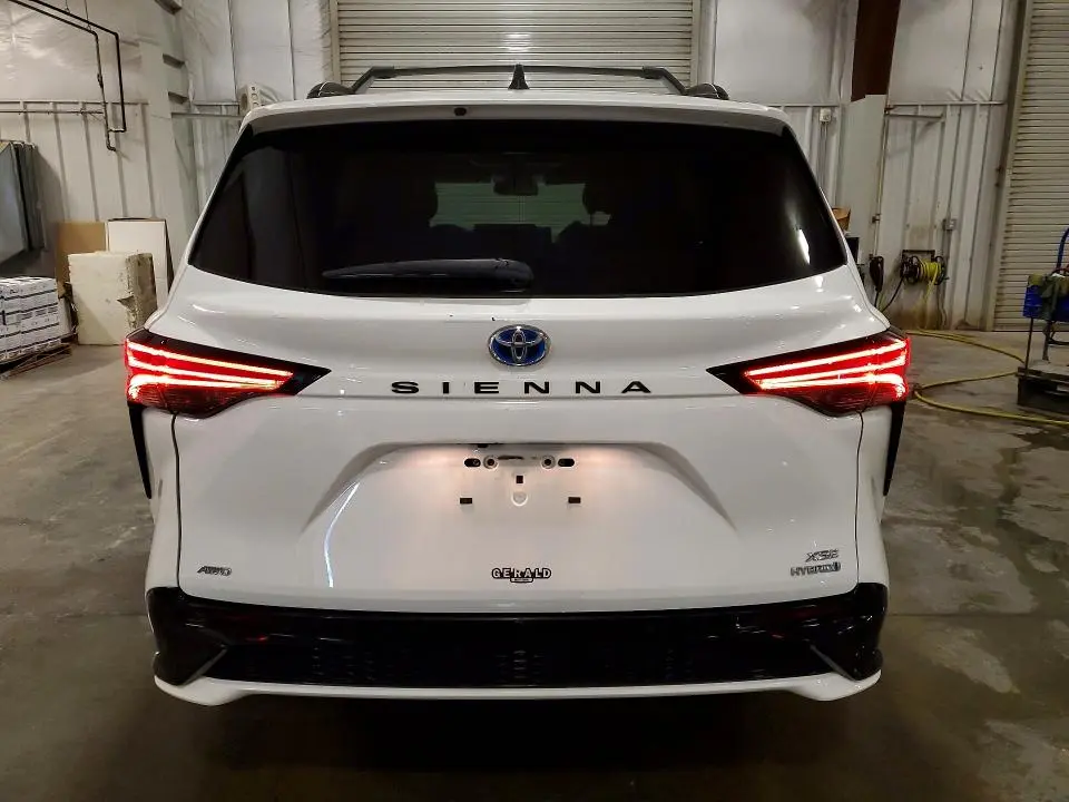 2021 TOYOTA SIENNA XSE  