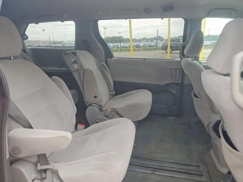 2015 TOYOTA SIENNA LE  