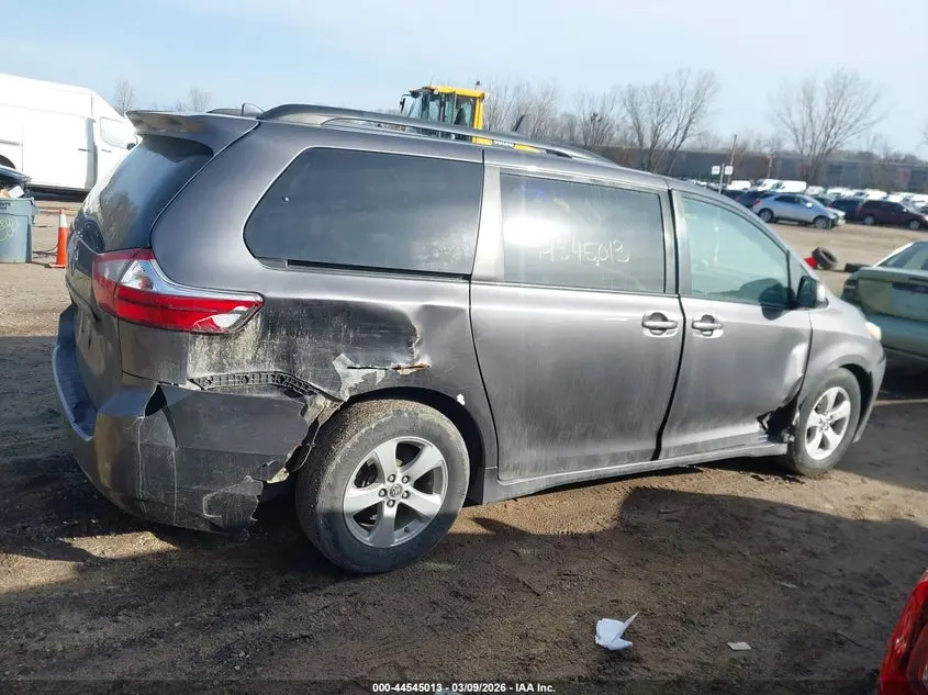 2019 TOYOTA SIENNA LE 8 PASSENGER
