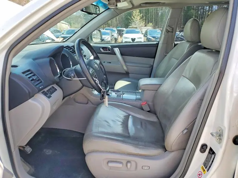 2013 TOYOTA HIGHLANDER SE  