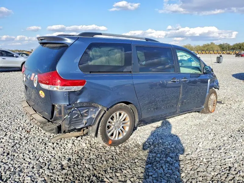 2014 TOYOTA SIENNA XLE  