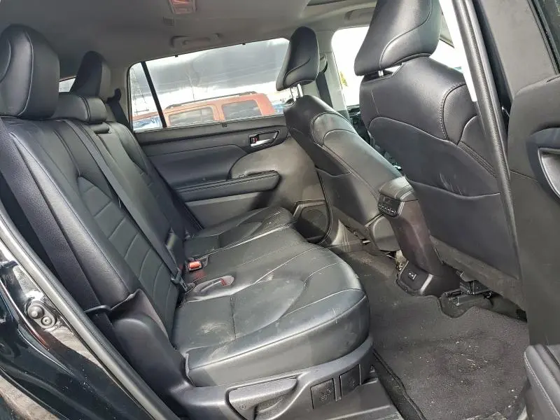 2022 TOYOTA HIGHLANDER XLE  