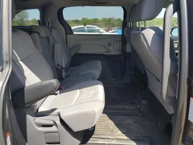 2021 TOYOTA SIENNA LE  