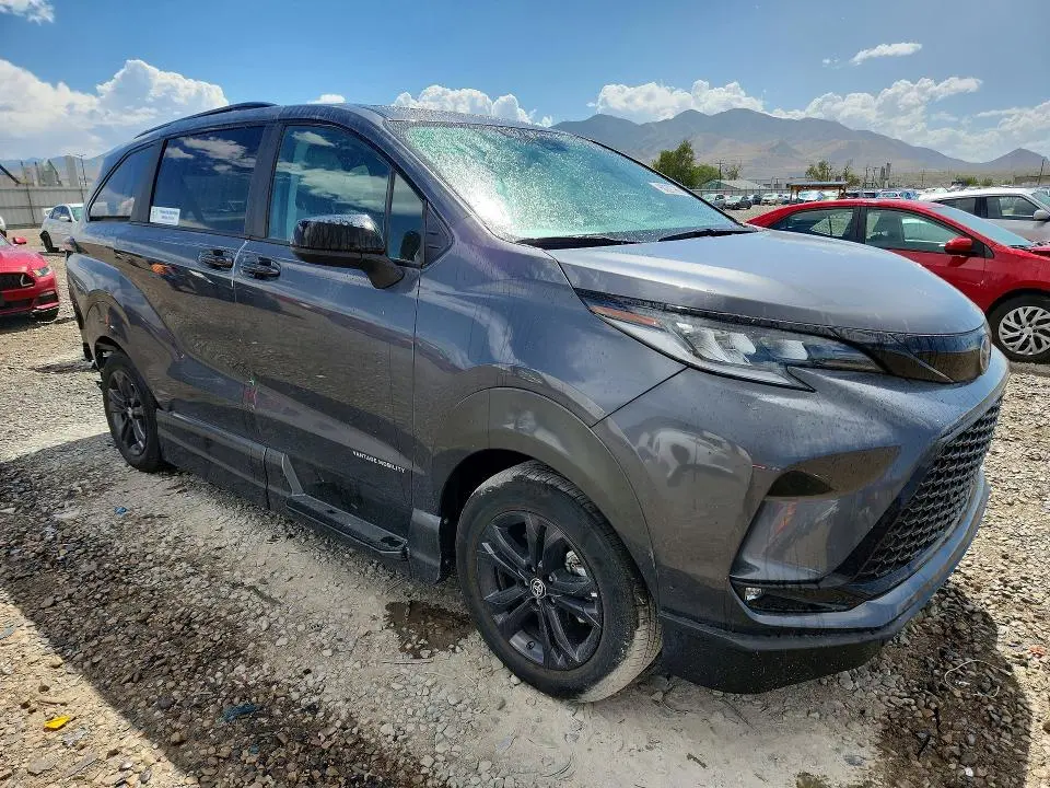2025 TOYOTA SIENNA XSE  